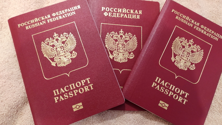 В Петербурге снова выдают загранпаспорта нового образца. Но не всем
