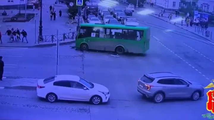 Мигранта на автобусе, сбившего восемь человек на Урале, отправили за решётку