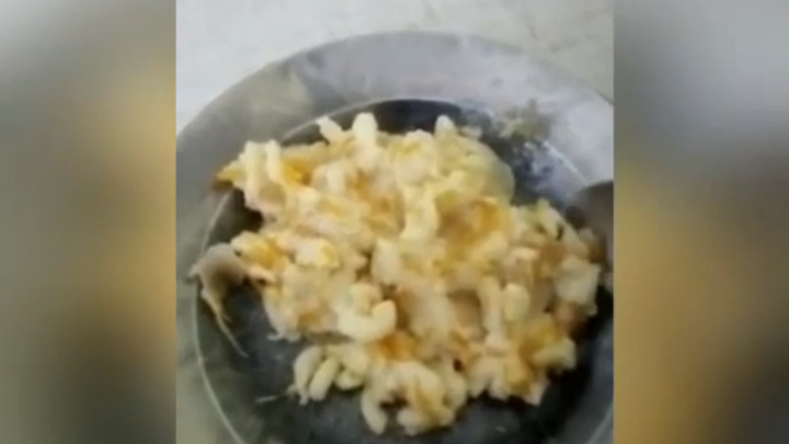 Пациентка кузбасской больницы пожаловалась на напоминающую клейстер еду