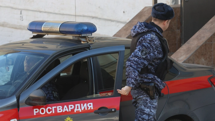 Украинские мошенники заставили мать грудного малыша сжечь машины Росгвардии