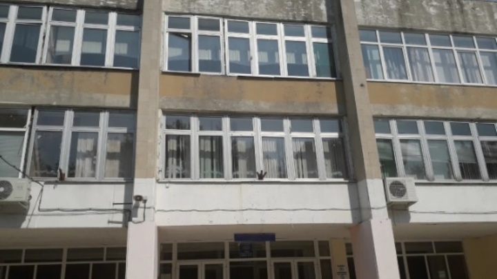 В Ростове учеников школы №101 отправили на дистанционное обучение из-за протёкшей крыши