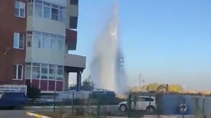В Челябинске вода забила фонтаном из повреждённого водопровода