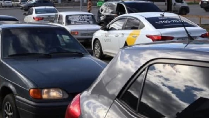 Такси попало в ДТП в Челябинске, движение на улице Дарвина парализовано
