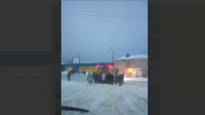 В Тейкове пассажиры вытолкали застрявший в снегу автобус, чтобы уехать в Иваново