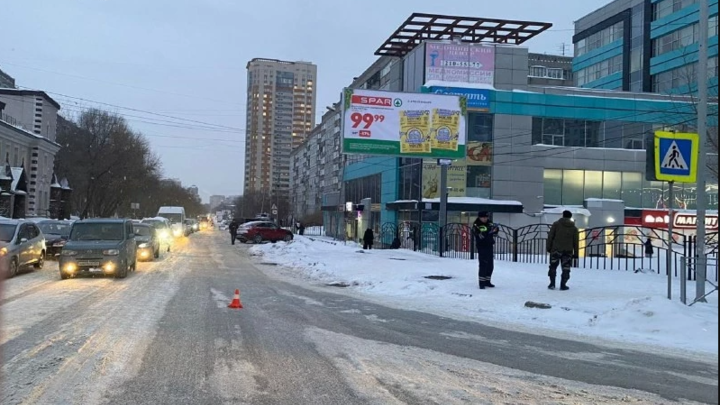 Иномарка сбила бабушку и внучку на пешеходном переходе в Новосибирске