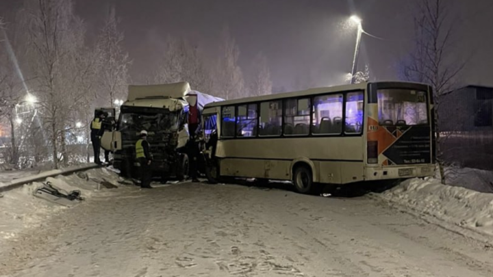 13 человек в больнице: на трассе в Ленобласти маршрутка столкнулась с грузовиком