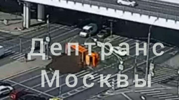На Мичуринском проспекте в Москве опрокинувшийся грузовик с грунтом перекрыл три полосы