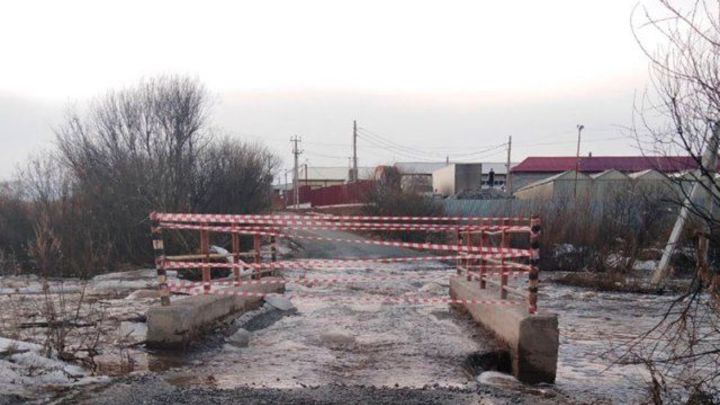 В поселке под Челябинском закрыли проезд по мосту из-за паводка