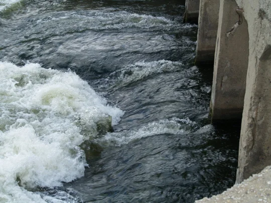 На совесть строили. После атаки украинских дронов выстоял автомобильный мост в Краснодарском крае