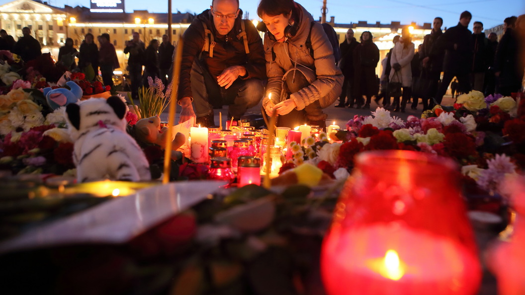 Жители Петербурга вспоминают погибших при взрыве в метро Технологический институт Жители Петербурга вспоминают погибших при взрыве в метро Технологический институт
