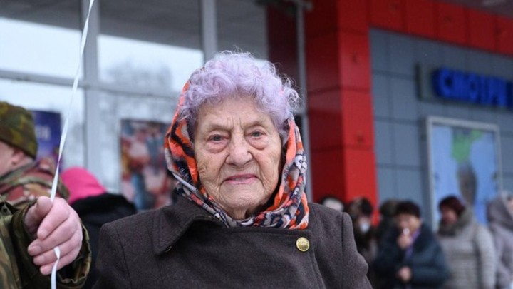 В день 100-летия железная бабушка встала на гвозди босиком