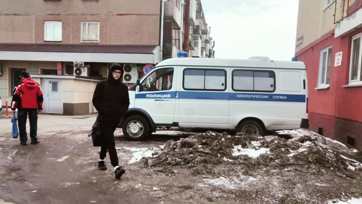 Массовую драку устроили молодые люди возле общежития в Кемерове