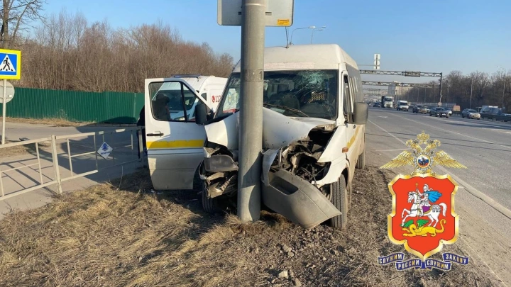 Два человека пострадали при столкновении маршрутки со столбом в Балашихе