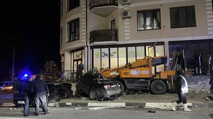 Рухнувший в Геленджике автокран повредил 12 машин