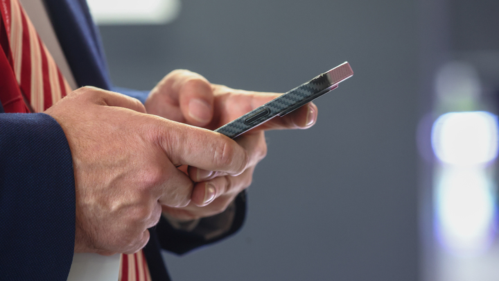 Треть жителей России используют смартфон более четырех часов в день Треть жителей России используют смартфон более четырех часов в день