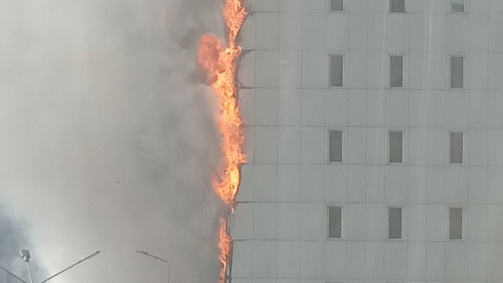 Видео пожара ТОЦ Скала в Самаре выложили очевидцы
