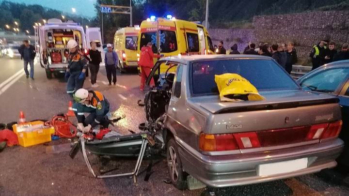 В Сочи спасателям пришлось разрезать машину, чтобы достать пострадавшего