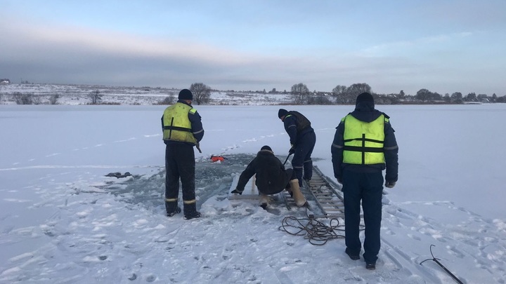 За два дня под лед на Содышке во Владимирской области провалились двое мужчин и собака