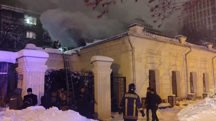 За несколько часов до Нового года в Екатеринбурге сгорела крыша ресторана