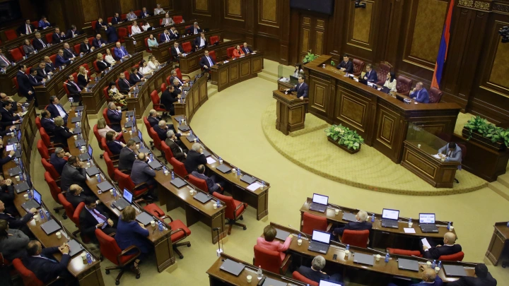 Шокирующие кадры из парламента Армении: Депутаты устроили массовую потасовку