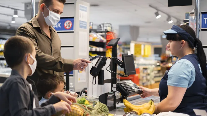 Отменили Додо Пиццу, и вас отменим: кассир магазина согнала 96-летнего дедушку со стула