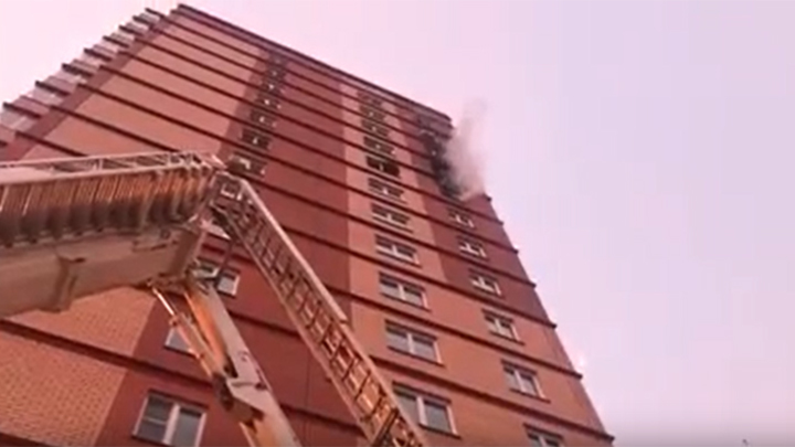 В Копейске пять человек спасли из 16-этажки, где загорелась квартира