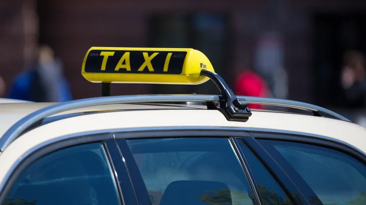 Даже если это водитель – молчите! МВД предупредило об обмане через заказ такси