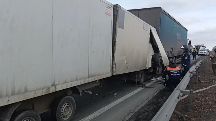 Смертельное ДТП с грузовиками произошло на трассе М-5 в Челябинской области — их едва растащили