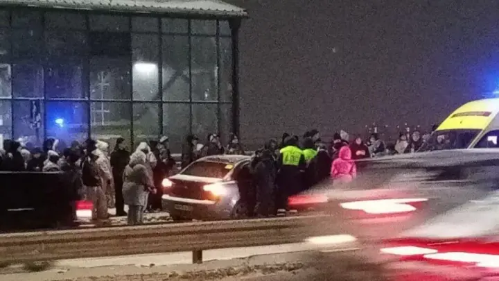 Иномарка врезалась в толпу болельщиков после матча КХЛ в Новосибирске