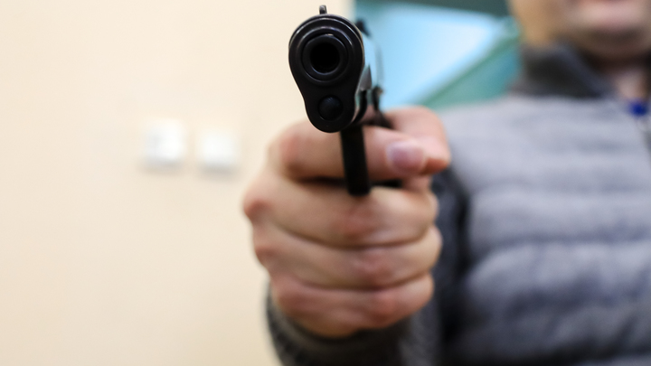В Люберцах сотрудник охраны открыл огонь по конфликтующим на остановке прохожим