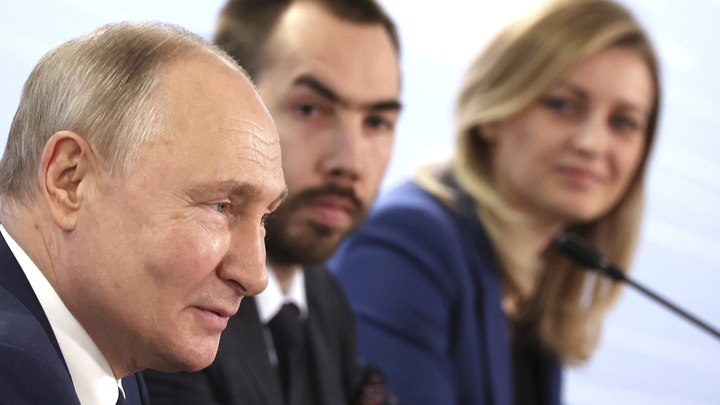 Владимир Путин посетил выставку Россия на ВДНХ