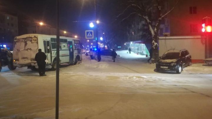 В Челябинске маршрутное такси врезалось в столб: ранен водитель