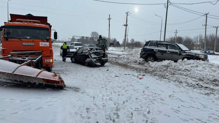На свердловской трассе бетононасос и снегоуборочный КАМАЗ попали в массовое ДТП
