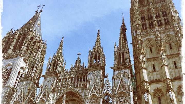 Во Франции загорелся шпиль Руанского собора