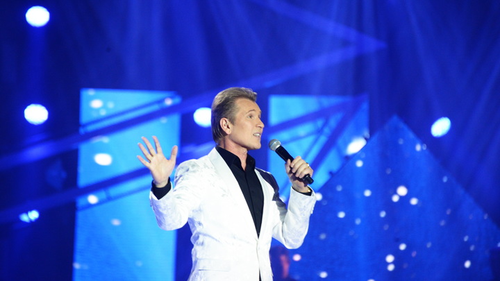 Деньги не пахнут: Малинин спел перед украинцами в инопланетных костюмах