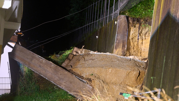 Подпорная стена обвалилась рядом с многоквартирным домом в Сочи