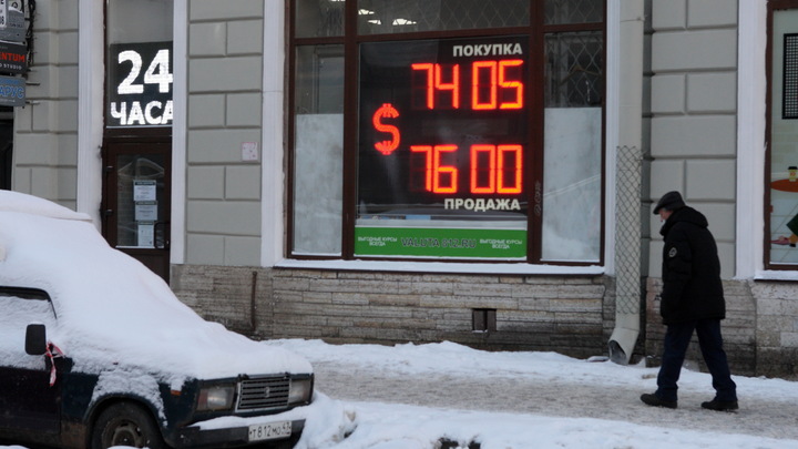 Улицы Петербурга превратились в каток. Мостотрест пеняет на погоду