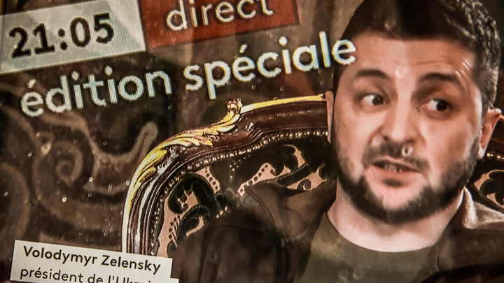 Происходит публичная порка Украины: Политолог обвинил Зеленского в уничтожении городов