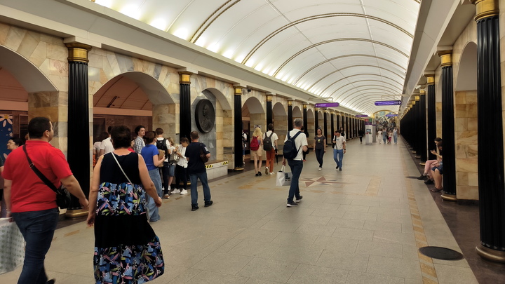 Прокатился на метро и чуть не погиб:в Питере неадекватная женщина порезала парня ножом на эскалаторе