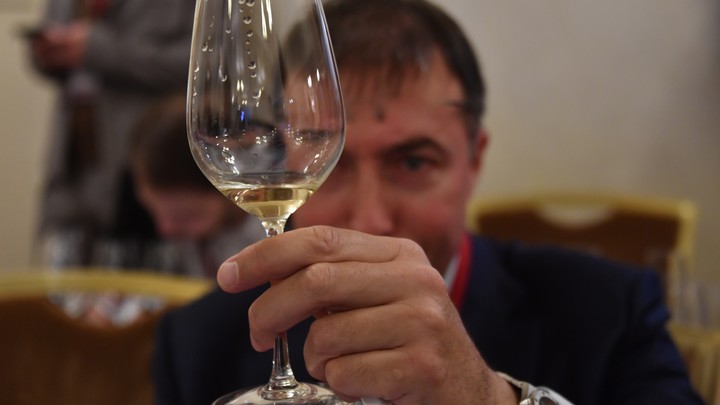 Пить, чтобы не вредить: врач заявил, что белое сухое вино - это лучший выбор для вечера