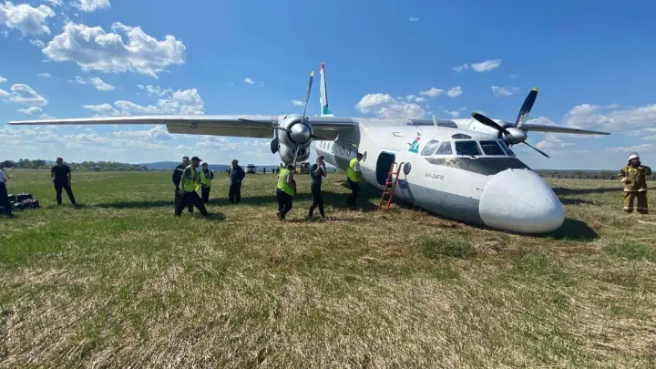 Самолет Ан-24 выкатился за пределы взлетно-посадочной полосы в Иркутской области