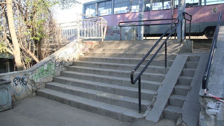 Почему за 34 года ни разу не ремонтировали лестницу у Офицерского путепровода