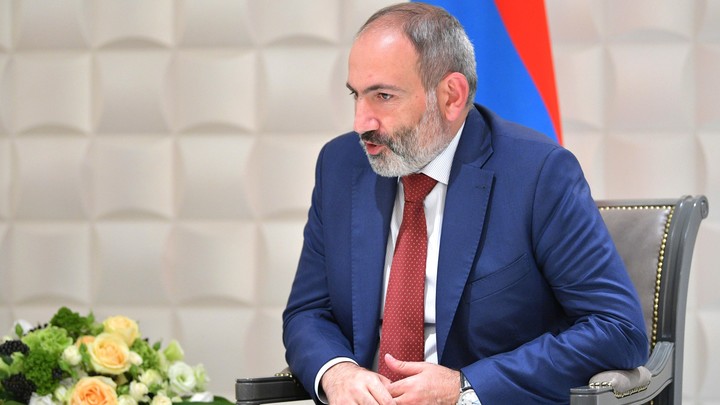 Пашинян решил публично схлестнуться с Захаровой, пообещав премию за хорошее зрение