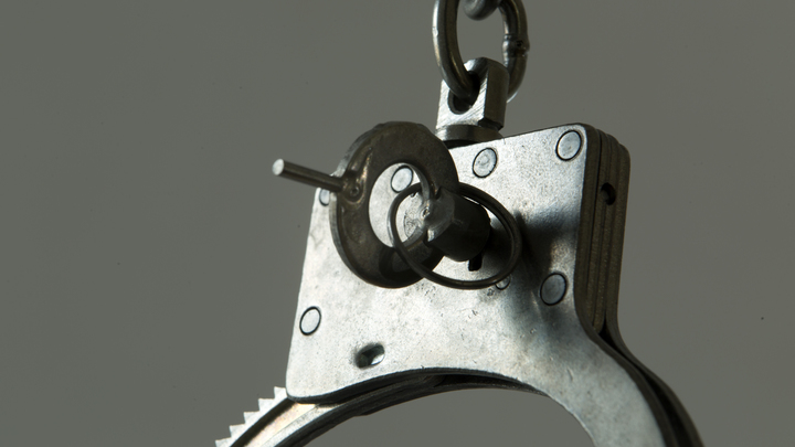 Кричали, высадили дверь: Мигранты-нелегалы устроили драку в Артёме, перебудив весь дом