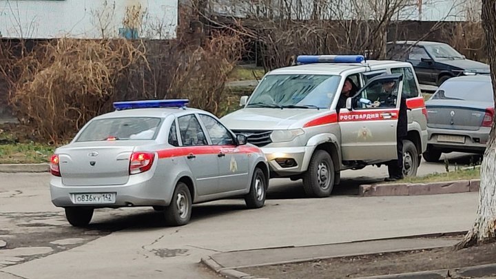 Кузбассовец попытался спрятать под одеждой музыкальную колонку