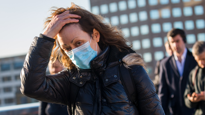 Забудьте про эти средства: Врач объяснил, чем нельзя лечить кашель