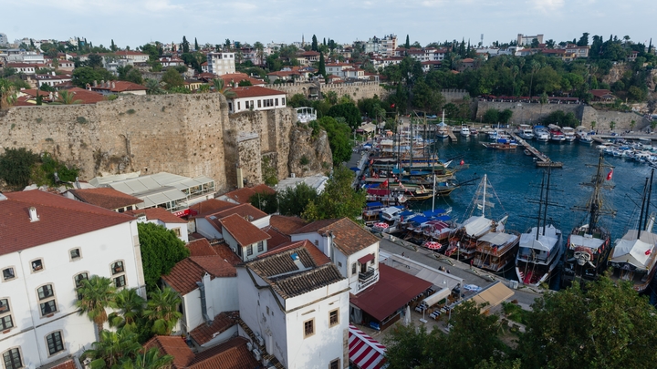 Отель в Анталье взимал с посетителей разницу в национальности: его проверяют