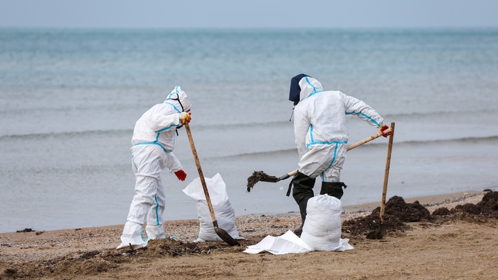 Режим угрозы ЧС ввели в Черноморском районе Крыма из-за пятен мазута на побережье