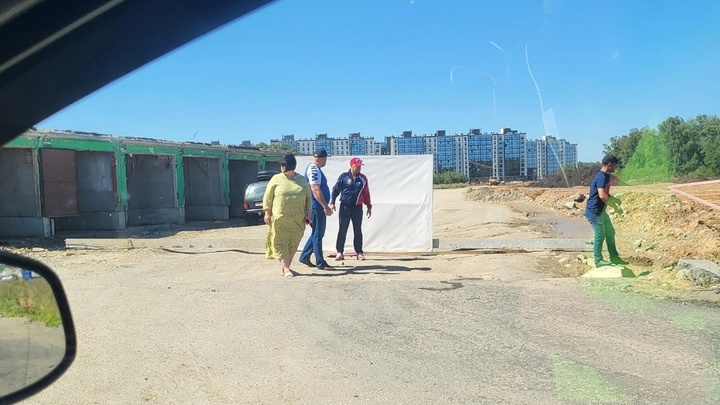 Жителям челябинского микрорайона Парковый Премиум закрыли дорогу к дому бетонными блоками