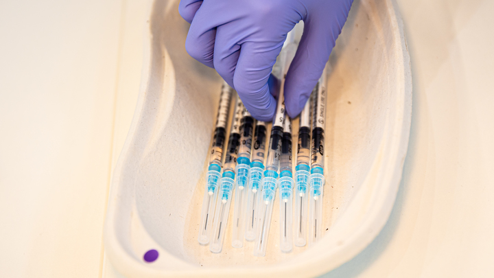 Инфекционист рассказал, как вакцинированным улучшить защиту от COVID-19